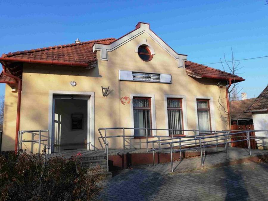 eladó üzlethelyiség utcai bejáratos, Bélmegyer