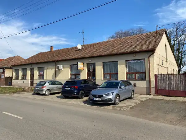 Eladó üzlethelyiség utcai bejáratos, Kevermes 450 m² 22.5 M Ft