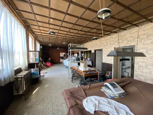 Eladó üzlethelyiség utcai bejáratos, Kevermes 450 m² 22.5 M Ft