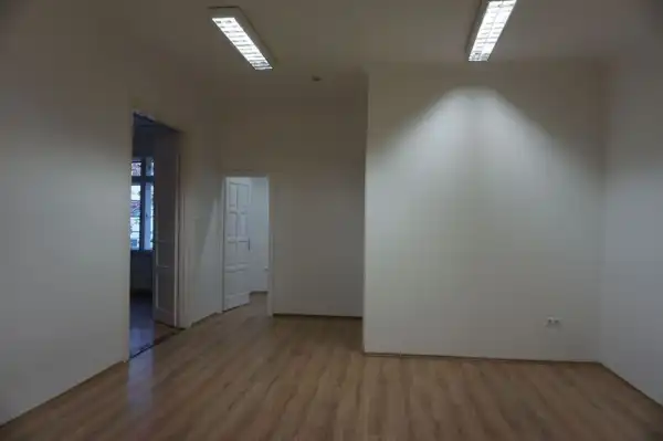Kiadó iroda, Békéscsaba 10 szoba 300 m² 870 E Ft/hó + Áfa