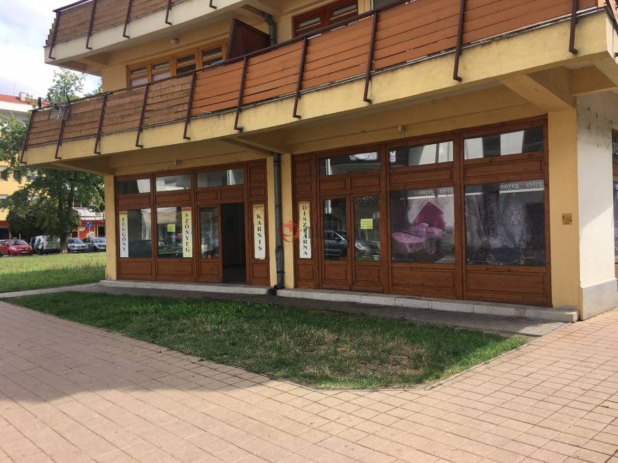 kiadó üzlethelyiség utcai bejáratos, Békéscsaba
