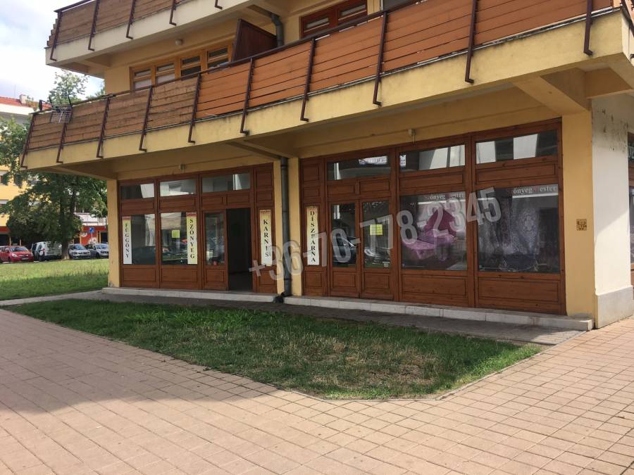 kiadó üzlethelyiség utcai bejáratos, Békéscsaba