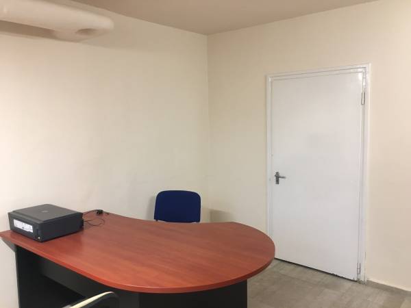 kiadó üzlethelyiség utcai bejáratos, Békéscsaba