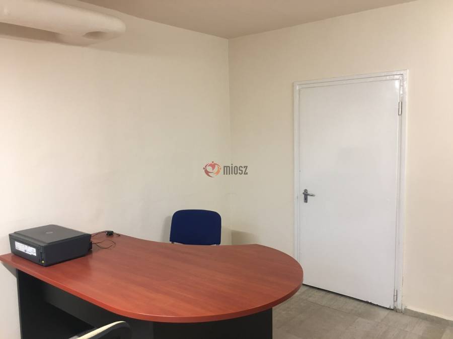 kiadó üzlethelyiség utcai bejáratos, Békéscsaba